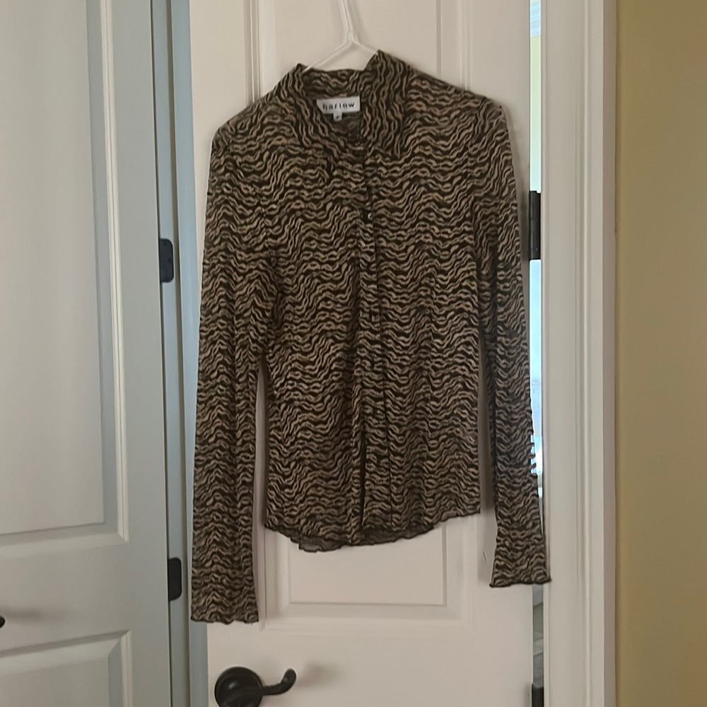 GORGEOUS BUTTON UP BLOUSE. PERFECT CONDITION.